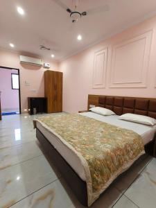 a bedroom with a large bed in a room at Hotel Kanak Shree in Godarpura