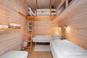 a room with two beds in a wooden cabin at LL267-Tranekaer-Bellisvej-2 in Stoense