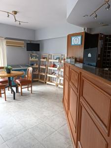 a living room with a table and a dining room at Clima Termal Suites in Federación