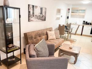 a living room with a couch and a table at WEINQUARTIER Weingarten 2 Apartments à 1 SZ Altstadt Terrasse Parken - Tiere erlaubt in Naumburg