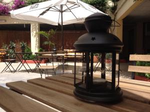 a black object with an umbrella and a table at Hotel Beri in Llança