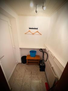 a small hallway with a wooden table in a room at Familie-Ising aus de in Unterwörnitz