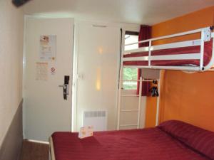 1 dormitorio con 1 cama y 1 litera en Premiere Classe St Etienne Nord Villars, en Villars