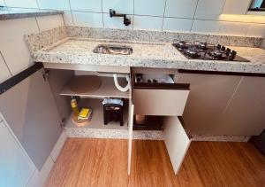 a small kitchen with a sink and a counter at Apartamento com ar condicionado e lava e seca in Cascavel
