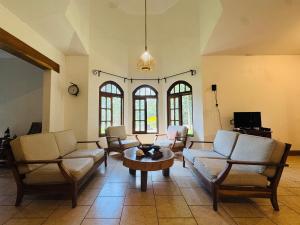 a living room with couches and a table at Van Kouwenhoven Hostel in Diriamba