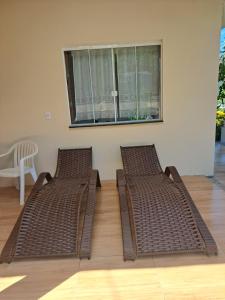 two beds in an empty room with a window at Sobradinho Morro dos Ventos in Palhoça +34 photos