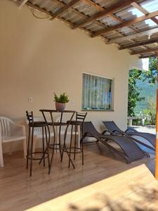 a dining room with a table and chairs at Sobradinho Morro dos Ventos in Palhoça
