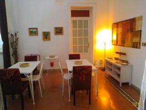 a dining room with a white table and chairs at Palermo Centrale in Palermo