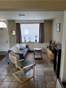 ein Wohnzimmer mit Sofa und Sessel in der Unterkunft Flo house in Diksmuide