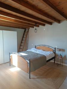 ein Schlafzimmer mit einem Bett in einem Zimmer mit Holzdecke in der Unterkunft Flo house in Diksmuide
