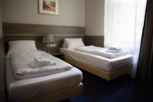 En eller flere senge i et værelse på City Hotel - HEEFA OHG + 5 billeder