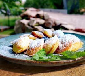 a plate of fruit with powdered sugar on it at Pension Burgenring in Schlitz