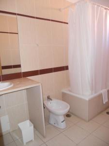 Salle de bains dans l'établissement Hotel Belém Tejo - Setubalense