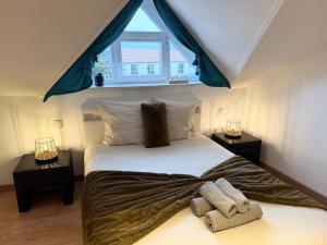 a bedroom with a bed with two towels on it at LE CHAMPENOIS-Appartement central près de l' Avenue de Champagne in Épernay