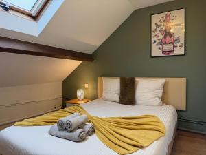 a bedroom with two beds with towels on them at LE CHAMPENOIS-Appartement central près de l' Avenue de Champagne in Épernay