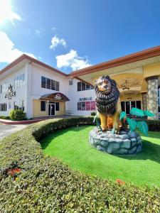 a statue of a lion in front of a building at Paradise Resort in Los Santos