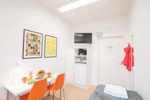 TV a/nebo společenská místnost v ubytování Forenom Hostel Helsinki Pitäjänmäki