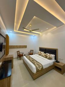 a bedroom with a large bed with a ceiling at Hotel Silver Bricks in Amritsar