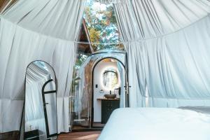 a bedroom with a white bed and an archway at AMANI Casa Suite in San Rafael