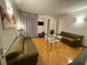 a living room with a couch and a glass table at Calipso in Levanto