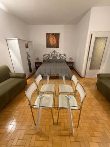 a room with a bed and a table with chairs at Calipso in Levanto