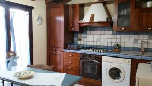 サン・レオーネにあるTerrazza mare e fioriのキッチン(洗濯機、食器洗い機付)