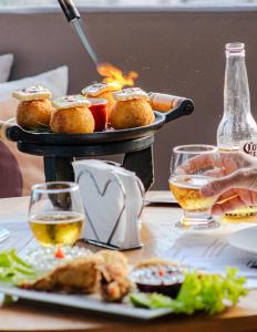 a table with a tray of food and glasses of wine at Mirante Pai Inácio in Lençóis