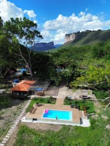 an aerial view of a house with a swimming pool at Mirante Pai Inácio in Lençóis