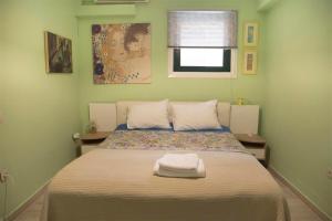 una camera da letto con un letto su cui sono appoggiati due asciugamani di Casa Elena Spetses a Spetses