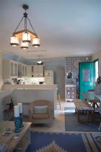un soggiorno con cucina e sala da pranzo di Casa Elena Spetses a Spetses