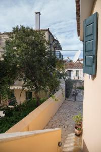 una scala che porta a un edificio con una persiana blu di Casa Elena Spetses a Spetses