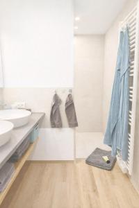 a bathroom with a sink and a mirror at Ferienwohnung Gartenglück im Mölltal in Semslach