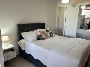 a bedroom with a large bed with a mirror at Flat Praia Itacoatiara in Niterói