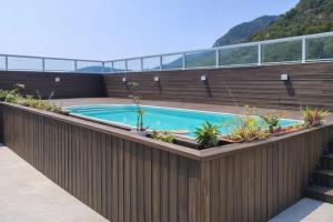 a swimming pool on the roof of a building at Flat Praia Itacoatiara in Niterói