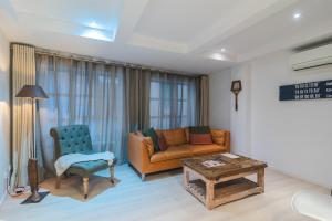 a living room with a couch and a table at Can Blau Homes Turismo de Interior in Palma de Mallorca