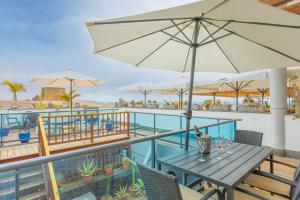 a patio with a table with an umbrella at Cotillo Jolanda in El Cotillo