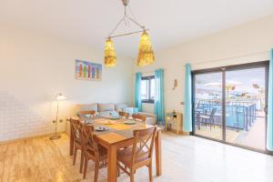 a dining room and living room with a table and chairs at Cotillo Jolanda in El Cotillo