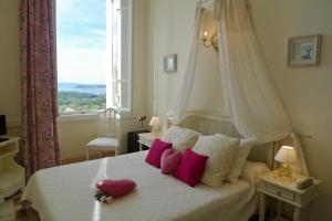 A bed or beds in a room at Hôtel l'Orangeraie