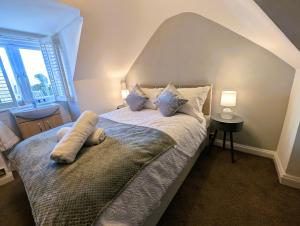 a bedroom with a bed with a large headboard at Lakeside Oxford Hotel in Oxford
