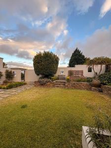 a house with a yard with a grassy yard at Winner in the Overberg in Bredasdorp