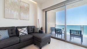 Gallery image of One 1402B Hotel Room: New Beachfront Resort, Style & Comfort in Puerto Peñasco +18 photos