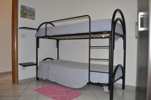 カンピ・サレンティーナにあるCasa Vacanza L'Aquiloneの二段ベッド2組が備わる客室です。