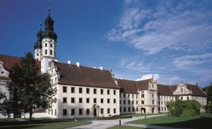 Obermarchtal的住宿－Kloster Obermarchtal，一座白色的大建筑,设有钟楼