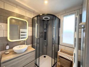a bathroom with a shower and a sink at Le Robespierre - Parking privé - 5min gare in Reims