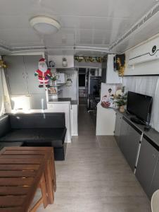 a kitchen and living room of an rv at Péniche Logement privé 2 chambres in Montech