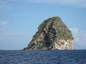 an island in the middle of the ocean at Kaz'a Diamant in Le Diamant