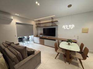 a living room with a couch and a table at Apartamento Studio em São Bernardo in São Bernardo do Campo