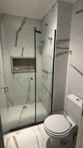 a bathroom with a glass shower and a toilet at Apartamento Studio em São Bernardo in São Bernardo do Campo +16 photos