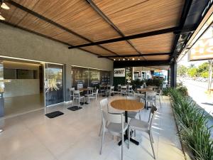 a restaurant with tables and chairs in a building at Smart Hotel Aeroporto by Bsb Inn in Brasília