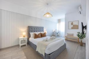 a bedroom with a large bed in a room at Albufeira City Centre Apartment with Pool in Albufeira